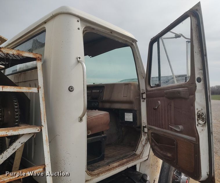 image for item DQ0406 International  feed mixer truck