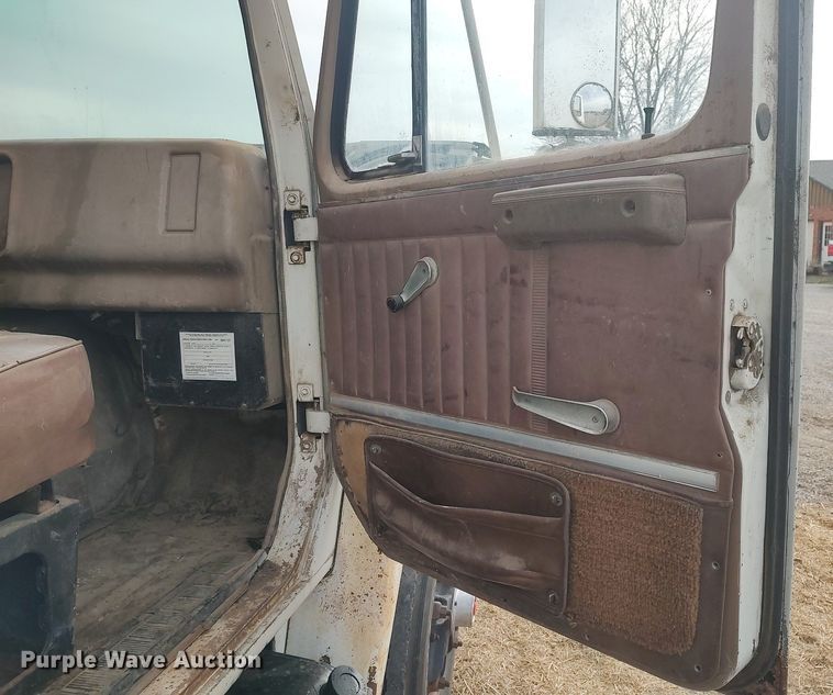 image for item DQ0406 International  feed mixer truck