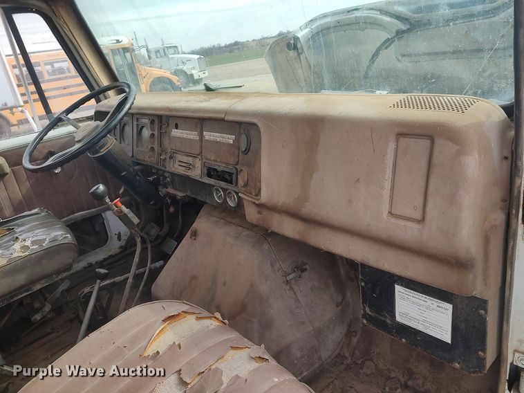 image for item DQ0406 International  feed mixer truck