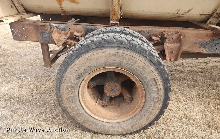 image for item DQ0406 International  feed mixer truck