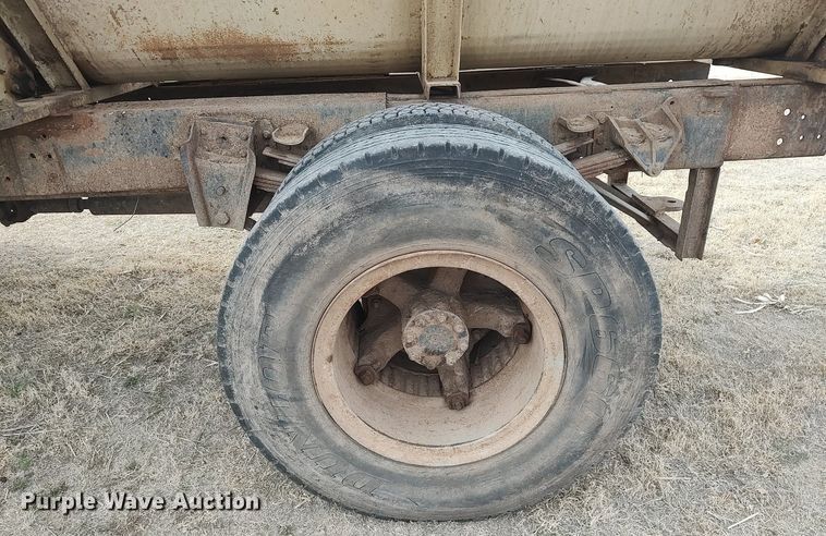 image for item DQ0406 International  feed mixer truck