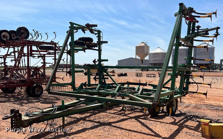 image for item DR5682 John Deere 1610  field cultivator