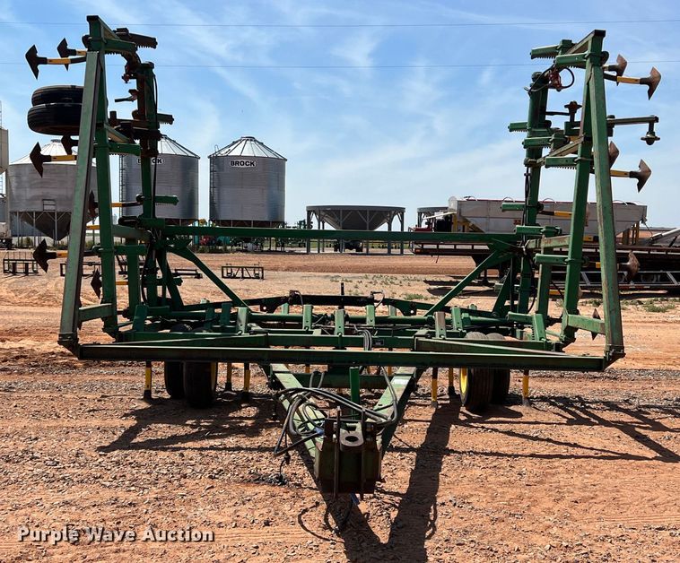 image for item DR5682 John Deere 1610  field cultivator