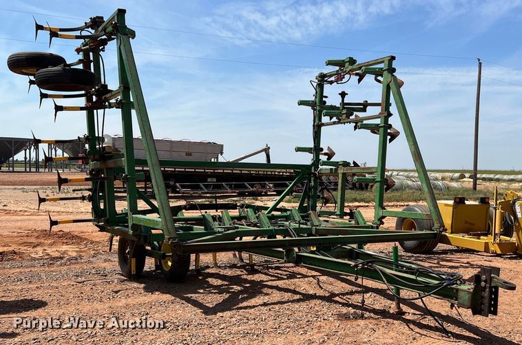 image for item DR5682 John Deere 1610  field cultivator