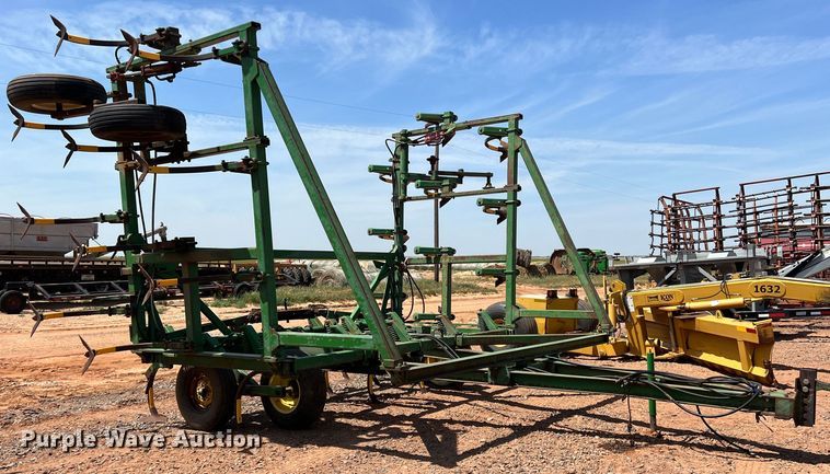 image for item DR5682 John Deere 1610  field cultivator