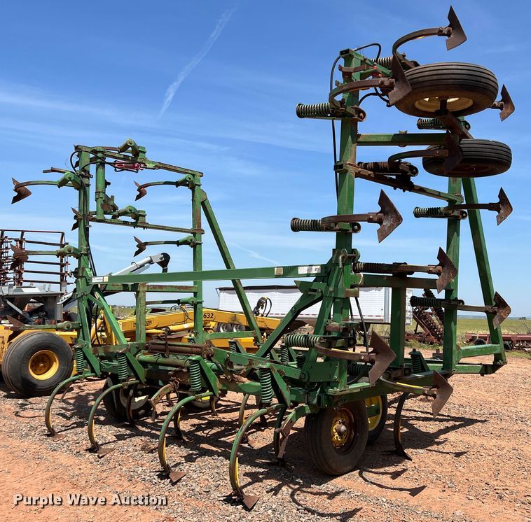 image for item DR5682 John Deere 1610  field cultivator