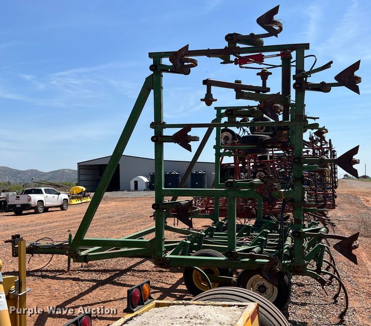 image for item DR5682 John Deere 1610  field cultivator
