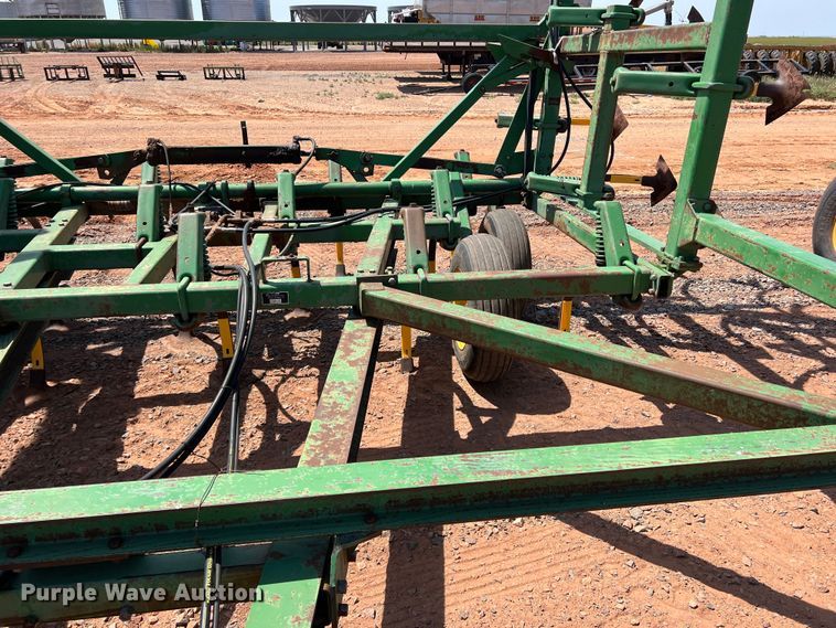 image for item DR5682 John Deere 1610  field cultivator