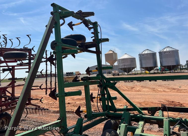 image for item DR5682 John Deere 1610  field cultivator