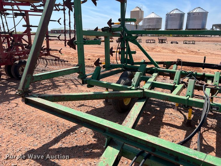 image for item DR5682 John Deere 1610  field cultivator