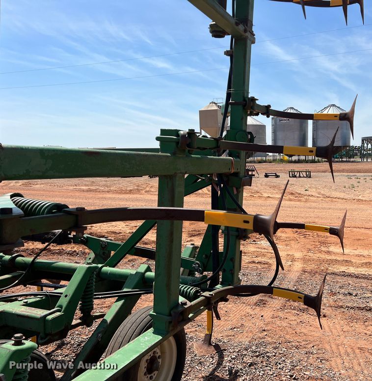 image for item DR5682 John Deere 1610  field cultivator
