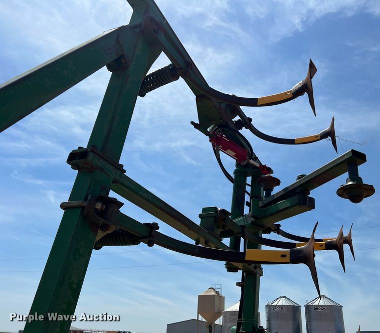 image for item DR5682 John Deere 1610  field cultivator