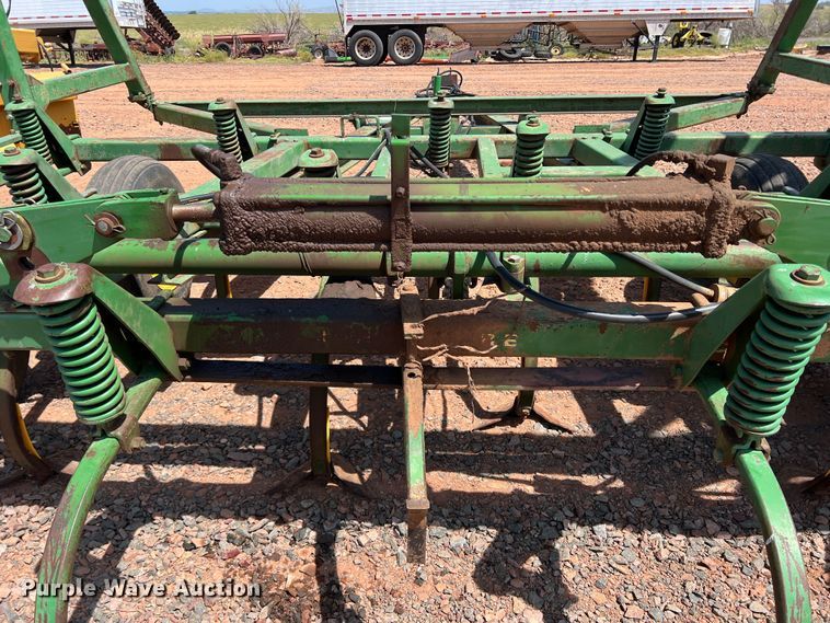 image for item DR5682 John Deere 1610  field cultivator