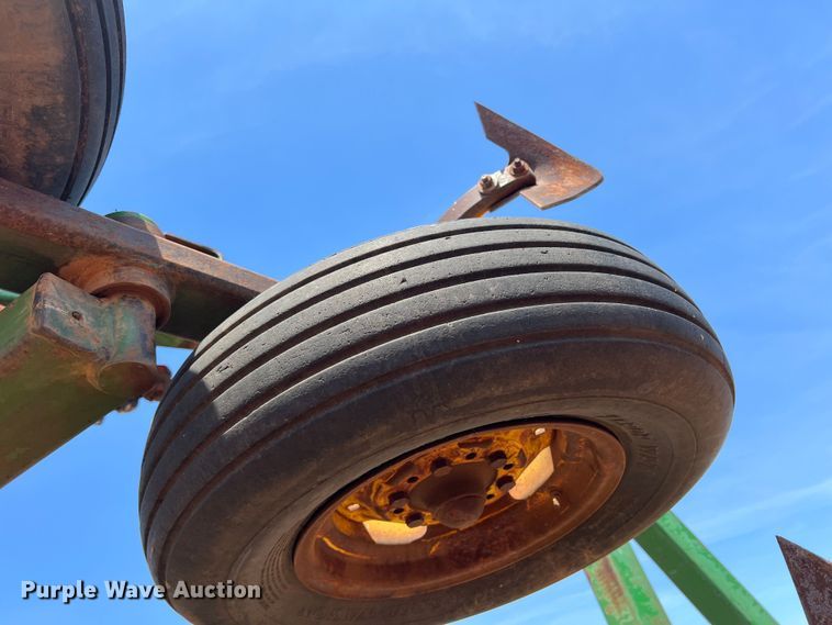 image for item DR5682 John Deere 1610  field cultivator