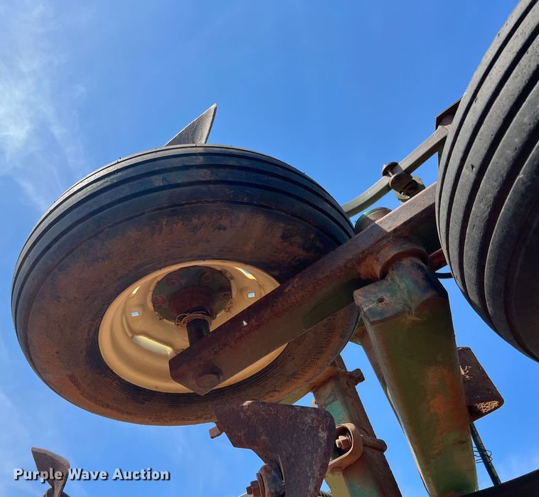 image for item DR5682 John Deere 1610  field cultivator