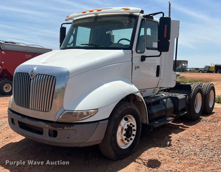 image for item DR5689 2003 International 8600  semi truck