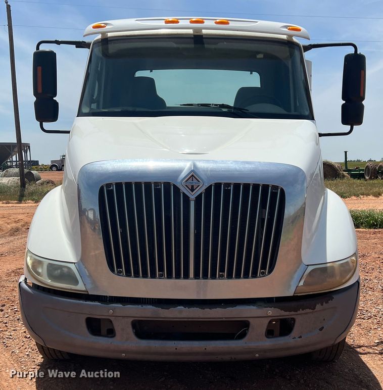 image for item DR5689 2003 International 8600  semi truck