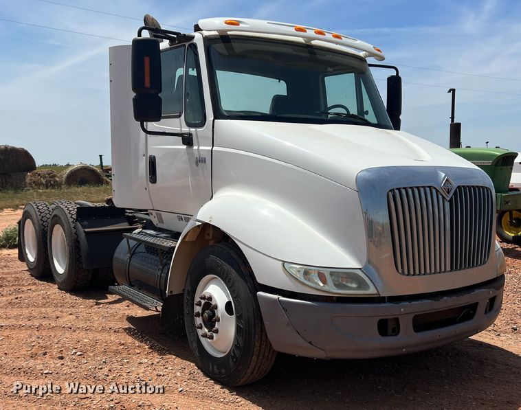 image for item DR5689 2003 International 8600  semi truck