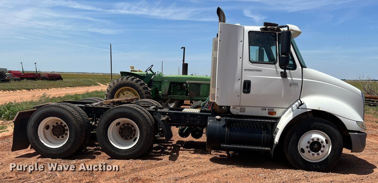 image for item DR5689 2003 International 8600  semi truck