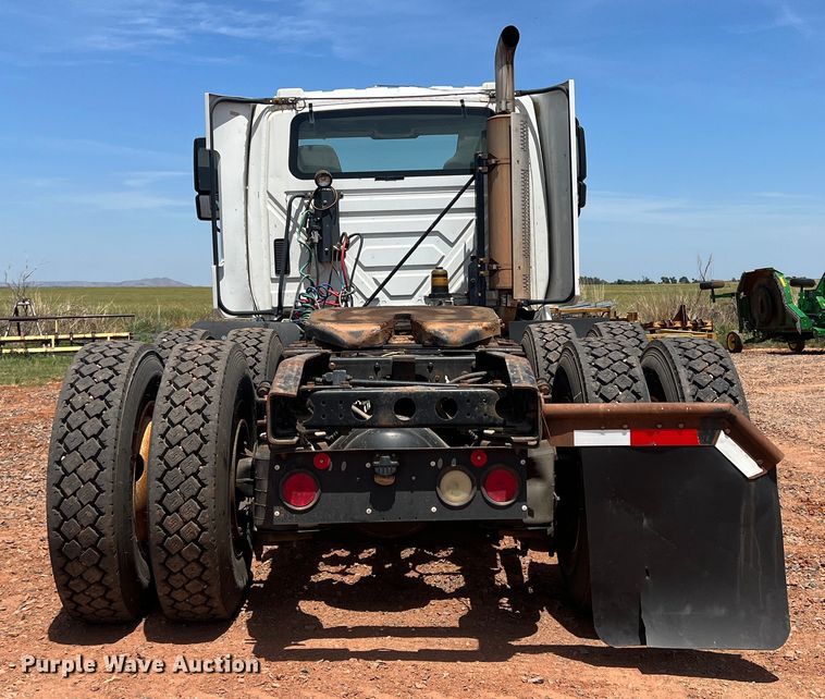 image for item DR5689 2003 International 8600  semi truck