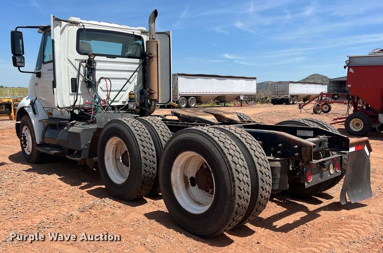 image for item DR5689 2003 International 8600  semi truck