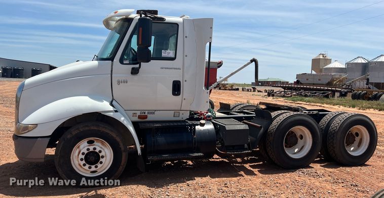 image for item DR5689 2003 International 8600  semi truck