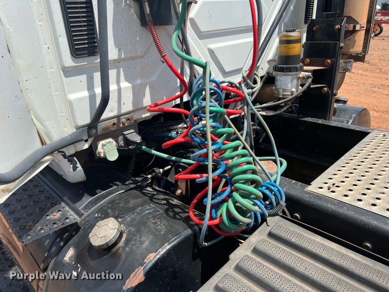 image for item DR5689 2003 International 8600  semi truck