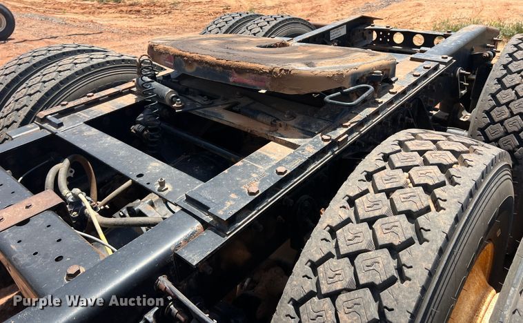 image for item DR5689 2003 International 8600  semi truck