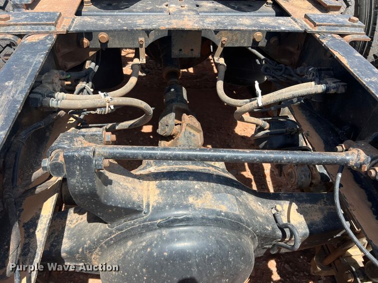 image for item DR5689 2003 International 8600  semi truck