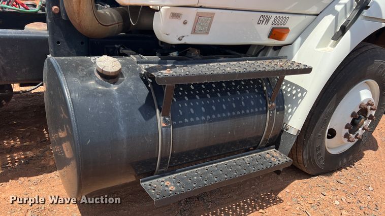 image for item DR5689 2003 International 8600  semi truck