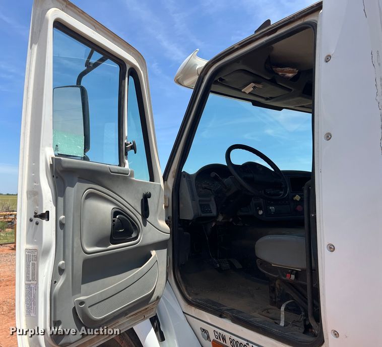 image for item DR5689 2003 International 8600  semi truck