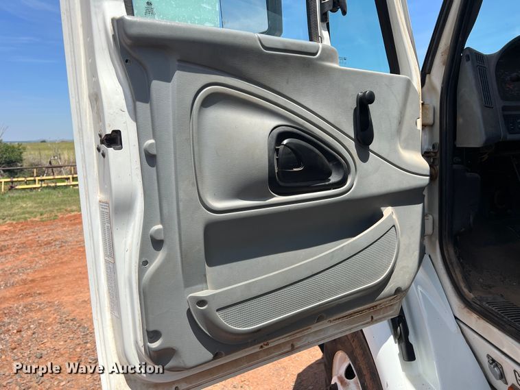 image for item DR5689 2003 International 8600  semi truck