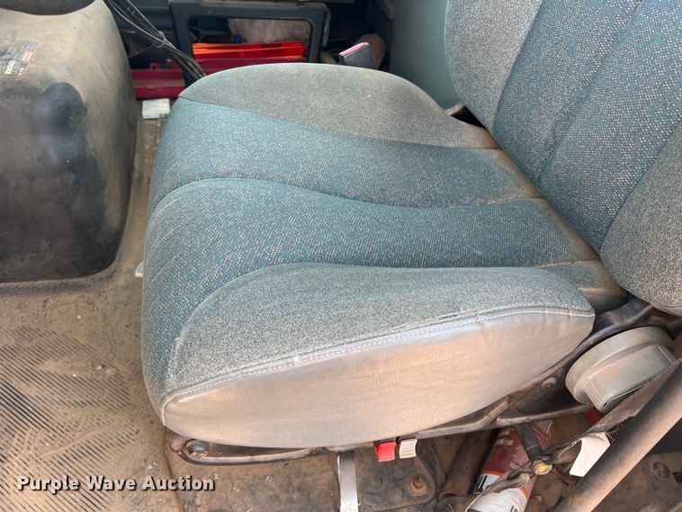 image for item DR5689 2003 International 8600  semi truck