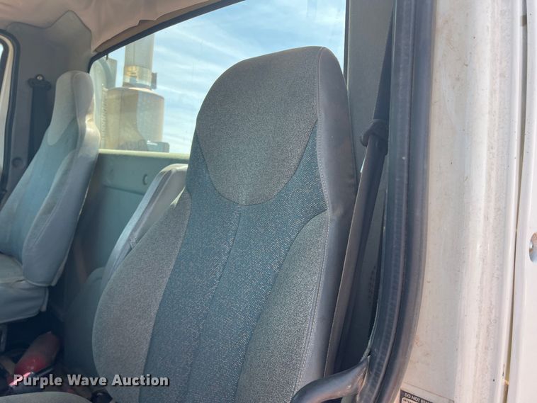 image for item DR5689 2003 International 8600  semi truck