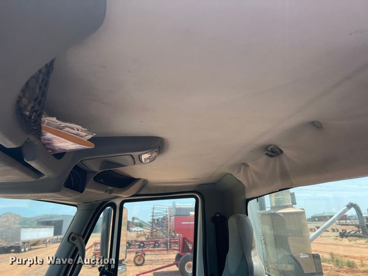 image for item DR5689 2003 International 8600  semi truck