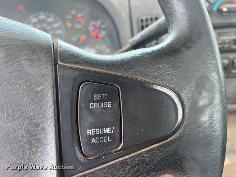 image for item DR5689 2003 International 8600  semi truck