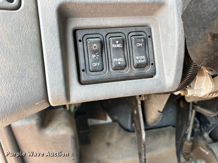 image for item DR5689 2003 International 8600  semi truck