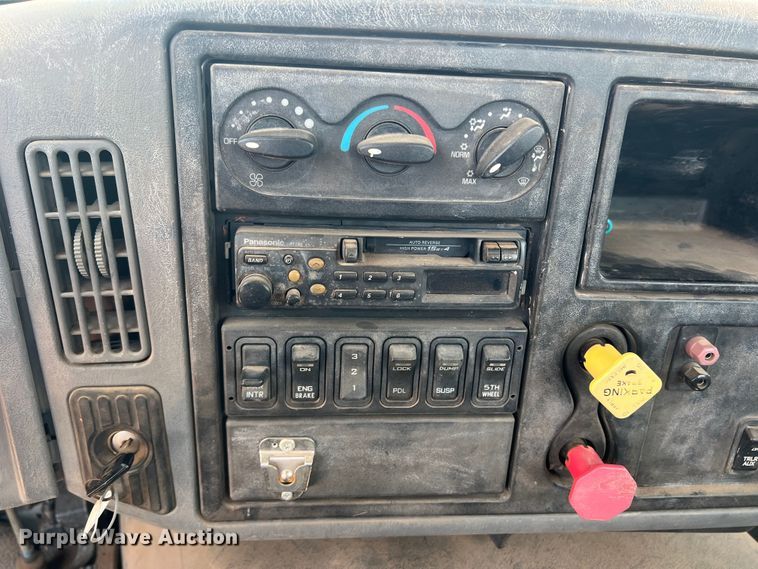 image for item DR5689 2003 International 8600  semi truck