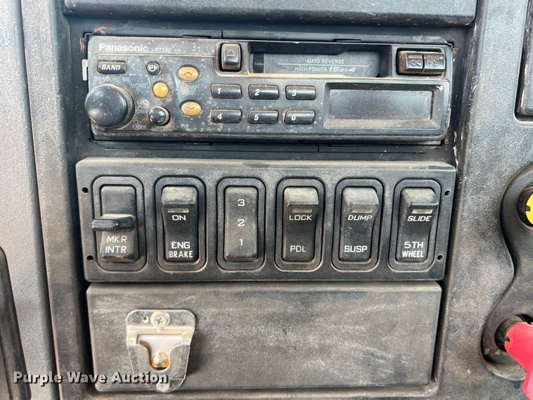 image for item DR5689 2003 International 8600  semi truck