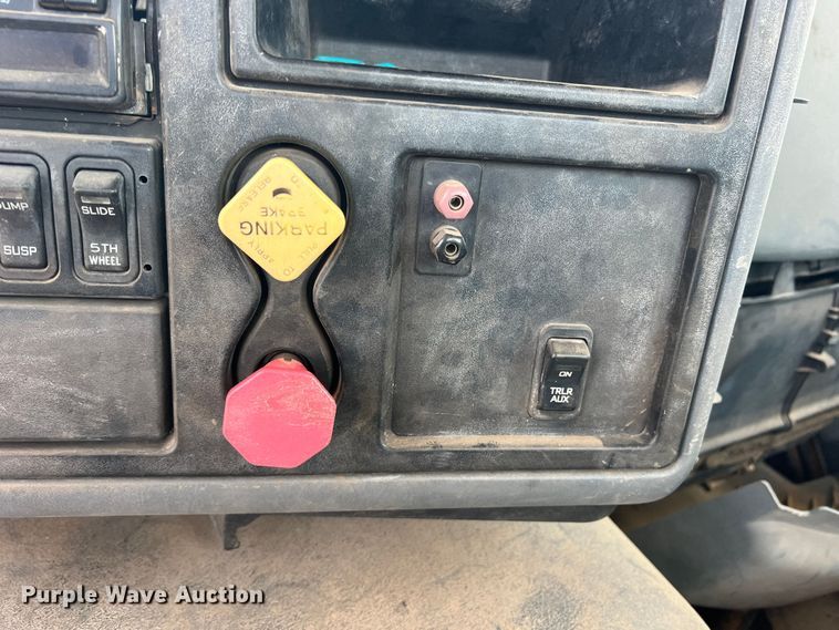 image for item DR5689 2003 International 8600  semi truck