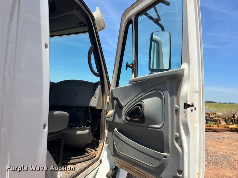 image for item DR5689 2003 International 8600  semi truck