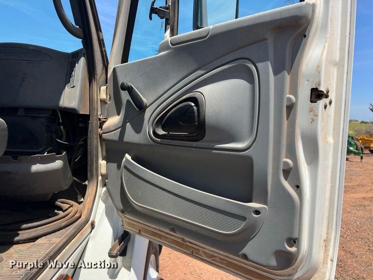 image for item DR5689 2003 International 8600  semi truck