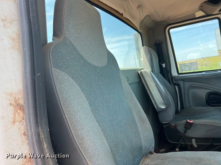 image for item DR5689 2003 International 8600  semi truck