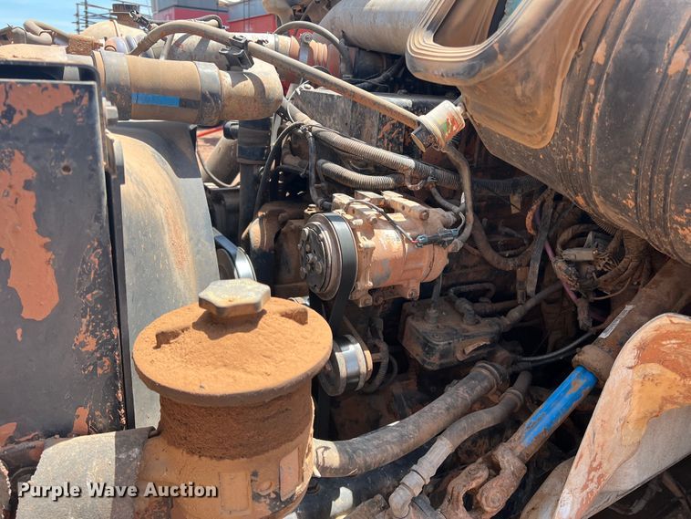 image for item DR5689 2003 International 8600  semi truck