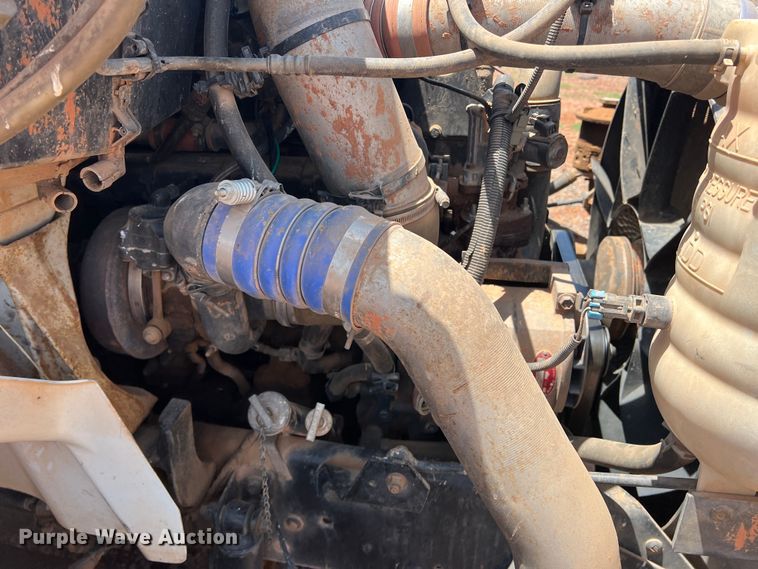 image for item DR5689 2003 International 8600  semi truck