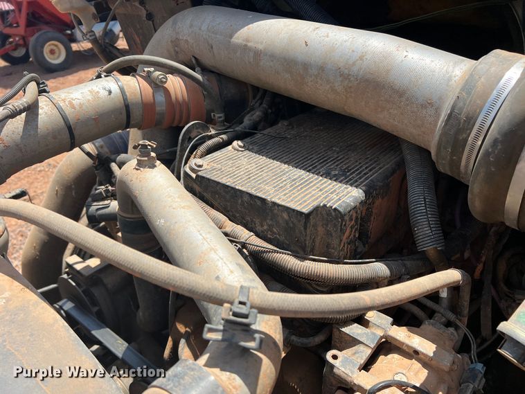 image for item DR5689 2003 International 8600  semi truck