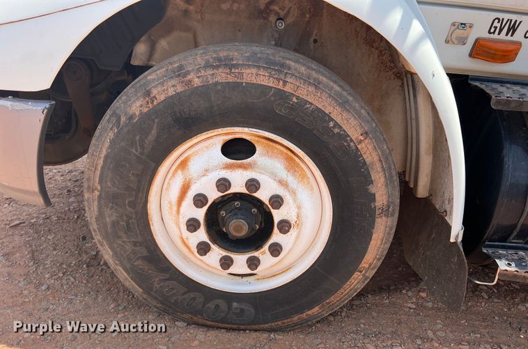 image for item DR5689 2003 International 8600  semi truck