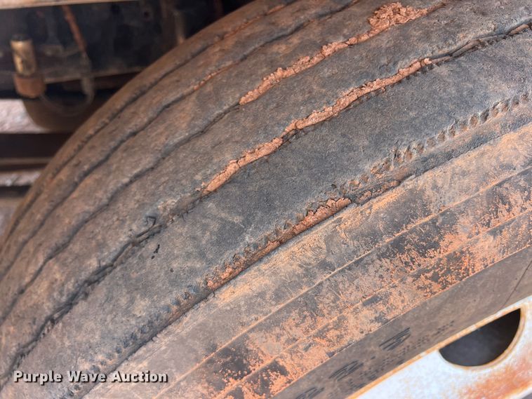 image for item DR5689 2003 International 8600  semi truck