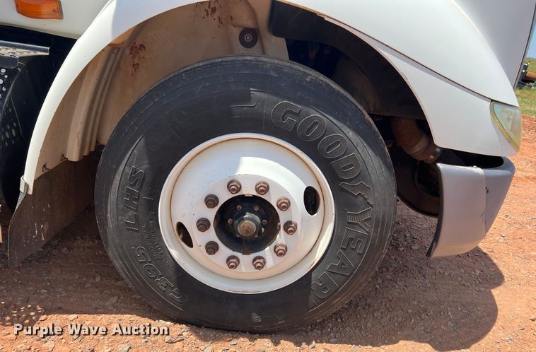 image for item DR5689 2003 International 8600  semi truck