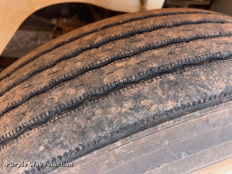 image for item DR5689 2003 International 8600  semi truck